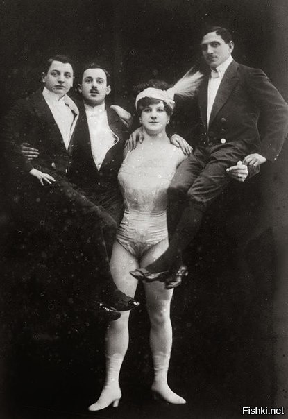 Цирковая силачка Кэти Сандвина, "Леди Геркулес" держит трёх мужчин ...