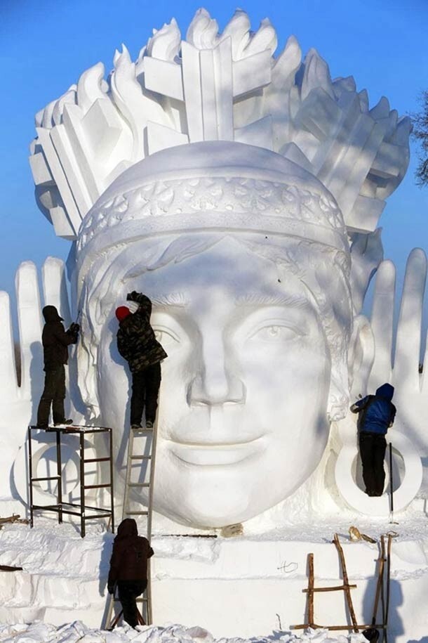 Потрясающие гигантские скульптуры на фестивале льда и снега в Харбине