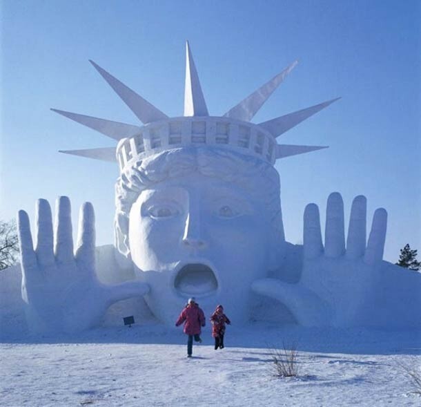 Потрясающие гигантские скульптуры на фестивале льда и снега в Харбине
