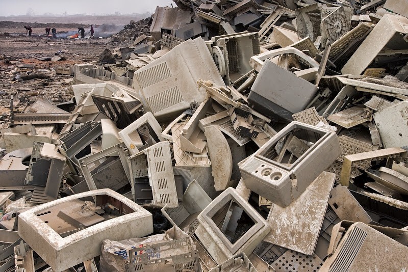 1. Электронный мусор со всего мира привозят на свалку в городе Аккра, Гана.