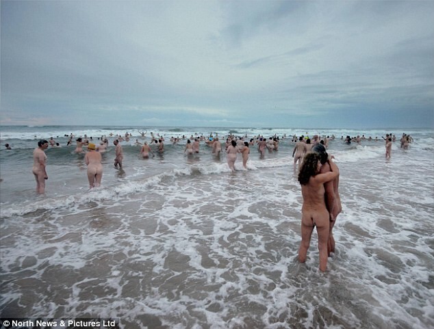 Несколько сотен британцев искупались голыми в Северном море ради благотворительности