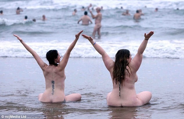 Несколько сотен британцев искупались голыми в Северном море ради благотворительности