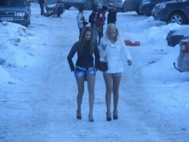 Мороз и голые ноги девушек