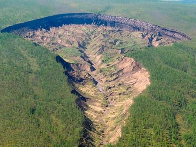 В Восточной Сибири учёные исследуют необычный кратер