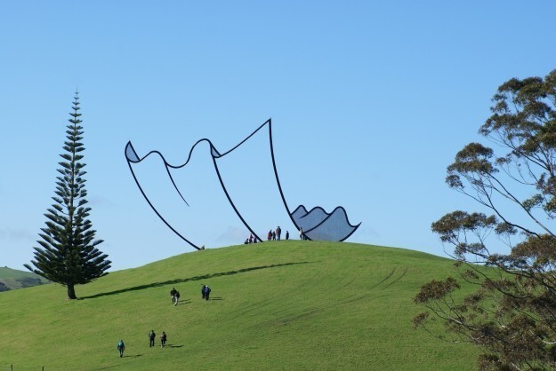 9. На этом фото - оригинальная  скульптура в Новой Зеландии, а не рисунок, как можно подумать...