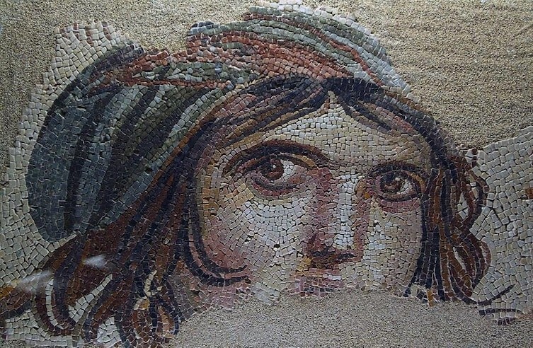На некоторых мозаиках видно и римское влияние - как, например, на этой мозаике, изображающей цыганку.