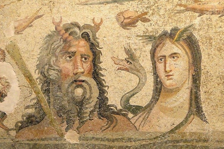 Большая часть мозаик изображает персонажей греческой мифологии. Например, выше - Талия, муза комедии.