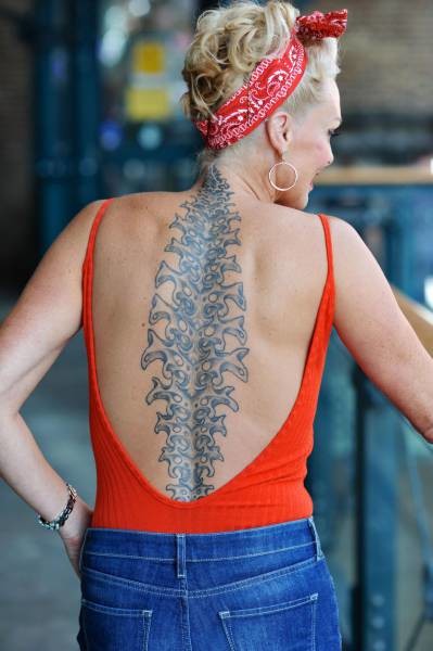 Женщина с татуировкой 