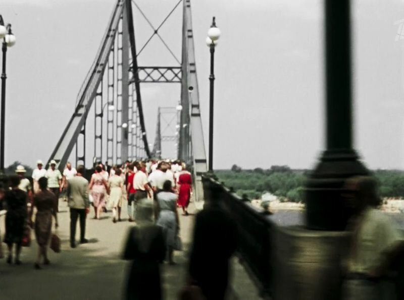Маршрут выводит нас на набережную - Парковый мост (он пешеходный), построен по проекту Е. О. Патона в 1910 году