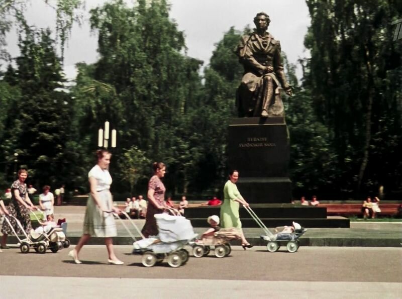 Проезжаем мимо парка имени А. С. Пушкина, он находится неподалеку от киностудии им. А. Довженко, кстати