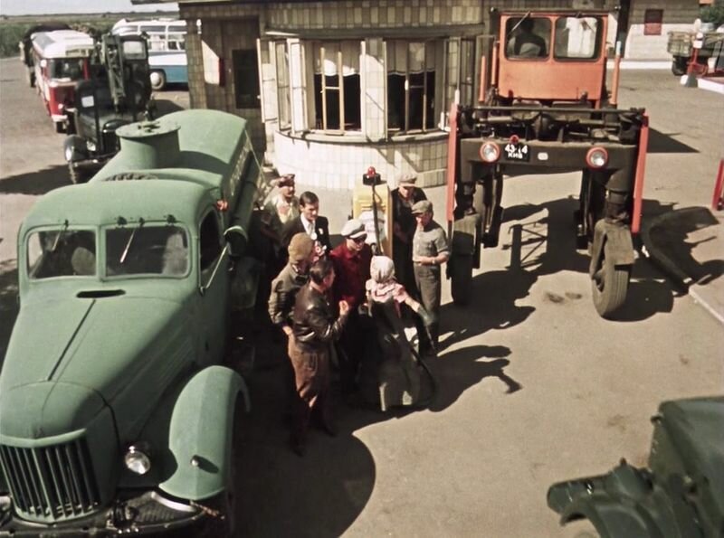Бензовоз на шасси ЗиЛ-164, справа - портальный погрузчик, скорей всего болгарский Balkancar. Уж очень много их было поставлено в СССР, а на заднем плане видны машины, свободно и без очереди заправляющиеся на настоящей АЗС