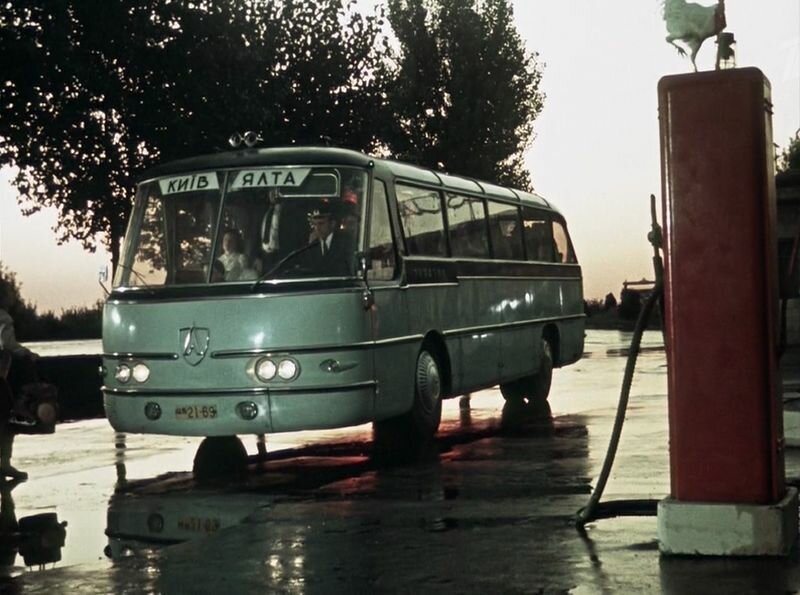 Здесь мы видим даже более интересную машину. Этот автобус серийно никогда не выпускался - ЛАЗ Украина-1. 
