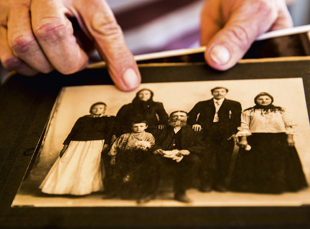 Жительница поселка Люба Рогова-Самарина попросила не фотографировать ее, но охотно показала снимки из семейного архива. 