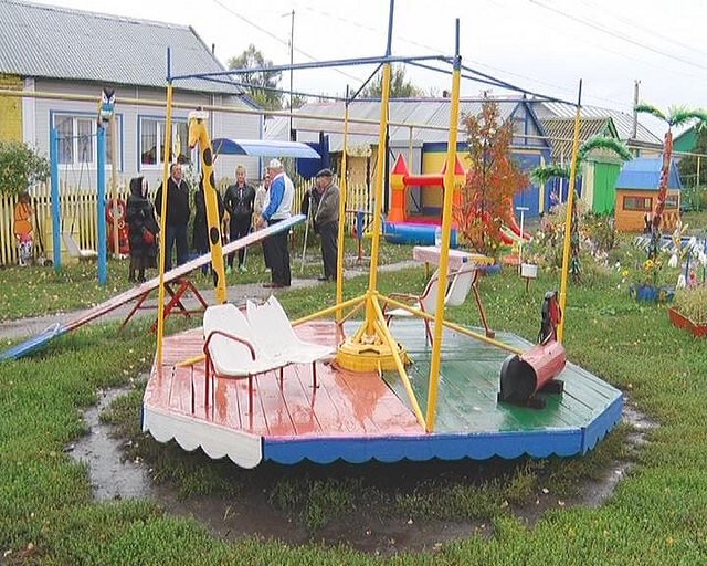 Власти Шигон (Самарская область) заставляют местного жителя снести построенную им детскую площадку 