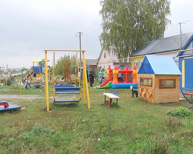 Власти Шигон (Самарская область) заставляют местного жителя снести построенную им детскую площадку 