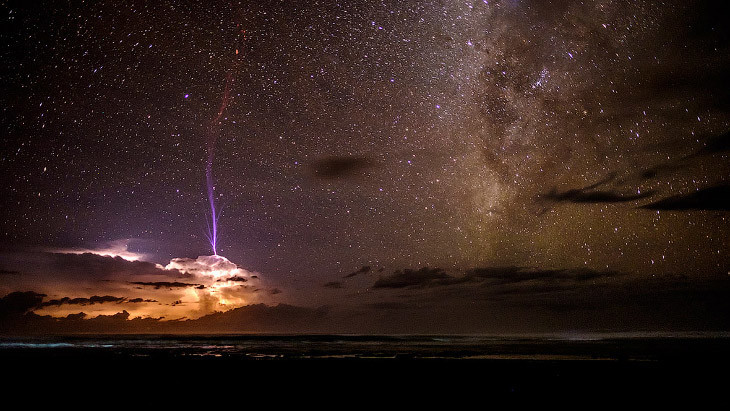 1. Молнии и звездное небо. Симок был сделан в Пунта-Банко — небольшой деревни на тихоокеанском побережье Коста-Рики. (Фото Ben Cherry | RMet-RPS Weather Photographer of the Year 2016):
