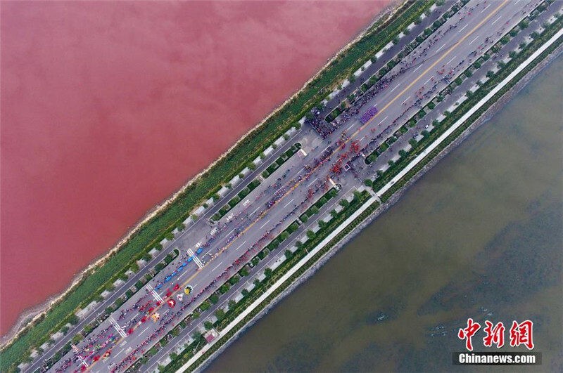 Двухцветное озеро в Китае