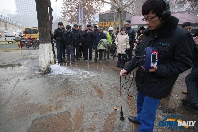 Жители Цзинани стали свидетелями извержения воды из дерева