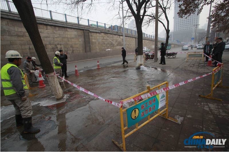 Жители Цзинани стали свидетелями извержения воды из дерева