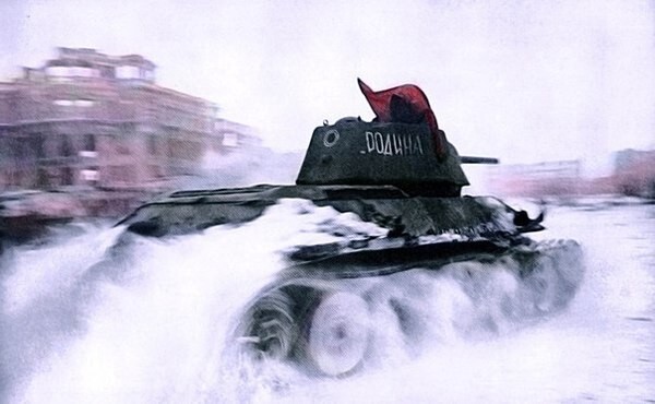 Танк Т-34 с именем собственным «Родина» на площади Павших Борцов в Сталинграде.