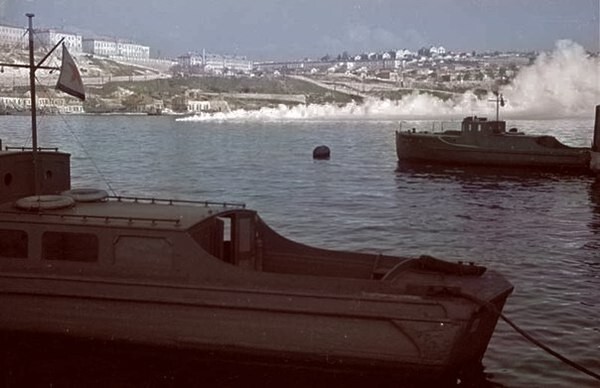 Советские катера в Севастопольской бухте. 1942 год.