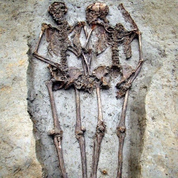 В Италии нашли захороненную пару, которая продержалась за руки более 1500 лет