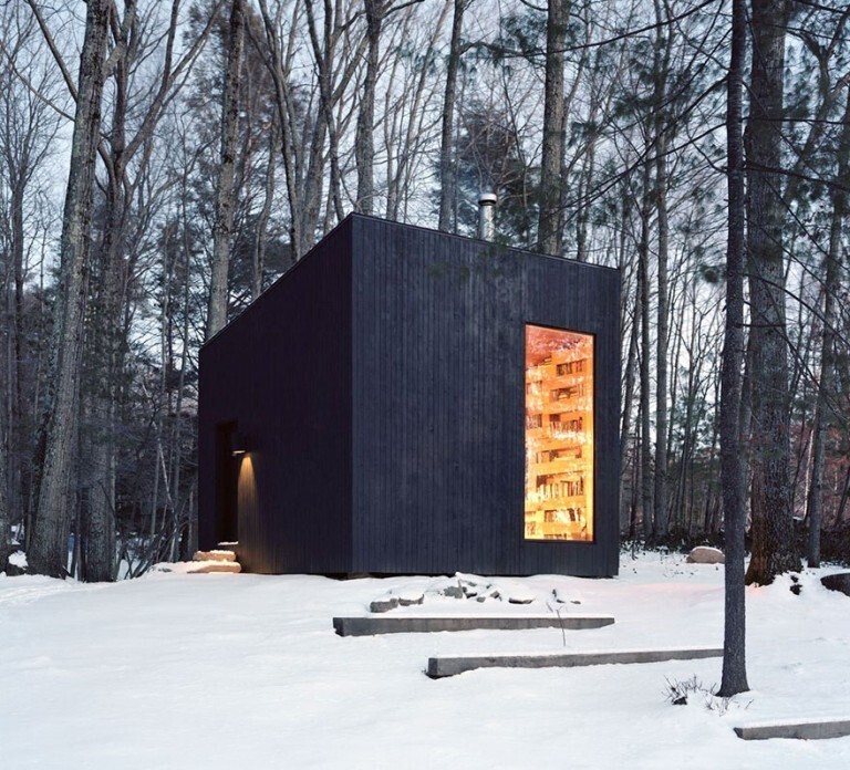 Этот изолированный домик-библиотека в лесах — мечта каждого книголюба