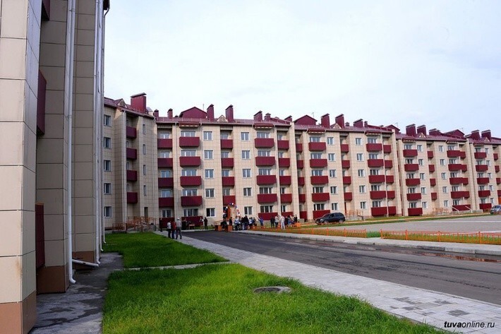 10. В республике Тыва праздник у новоселов. Жители города Кызыл получили заветные ключи от 120 квартир в только что сданном пятиэтажном доме. 