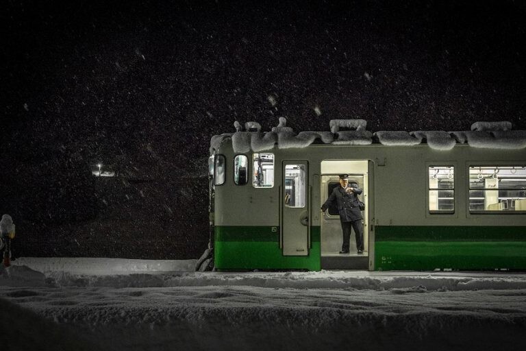 national-geographic. Первый утренний поезд. Япония.