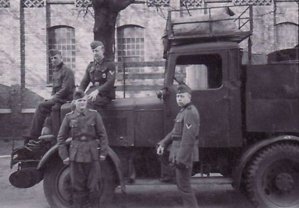 Солдаты Вермахта у газогенераторного тягача «Hanomag SS 50».