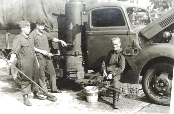 Немецкие солдаты у газогенераторного грузовика «ФОРД». Хорошо виден собственно топочный агрегат,в котором и происходило разложение древесины.