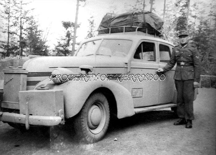 Немецкий солдат у трофейного автомобиля «Pontiac» 1938 годы выпуска,оснащенного газогенераторной установкой.