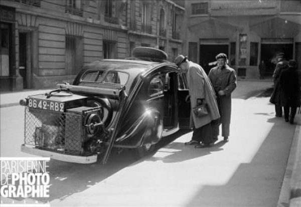 Автомобиль «Peugeot -402» ,оборудованный газогенераторной установкой на улице Парижа.1943 год.