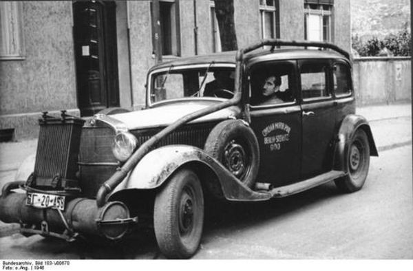 Газогенераторный «Мерседес» из состава Берлинского таксопарка.Обратите внимание на номера — до 1947 года ,автомобили,зарегистрированные в советском секторе Берлина имели кириллические буквы в номере.