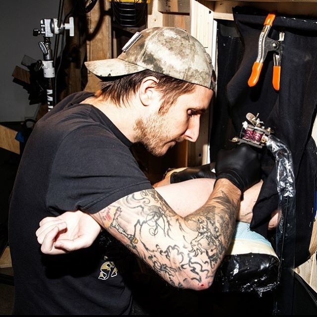 Знаменитый тату-мастер предлагает бесплатные татуировки тем, кто не боится сюрпризов