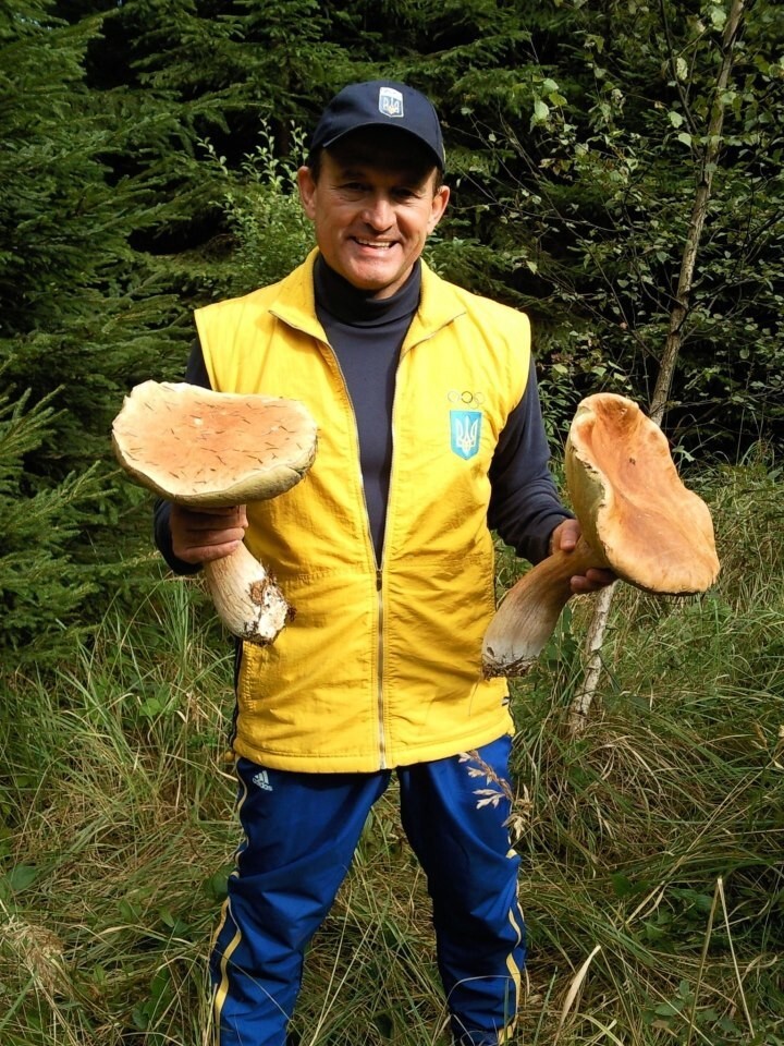 Бывший глава Администрации президента Украины, Виктор Медведчук, демонстрирует, какие огромные грибы ему удалось заполучить