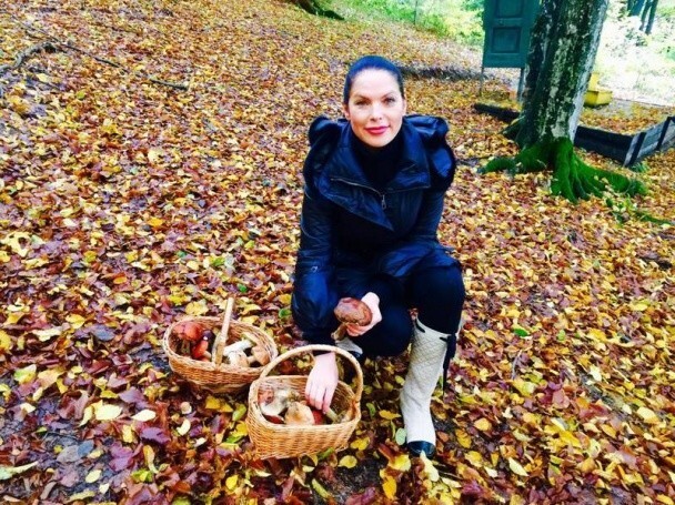 Светская львица, Влада Литовченко, ходит за грибами в сапогах от Chanel