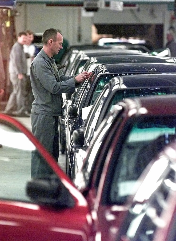 Сотрудников компании MG Rover можно увидеть на разделочном центре автомобилей в Лонгбридже в 1999 году. 