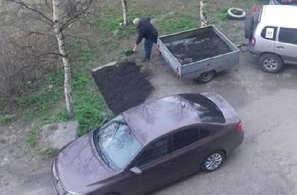 Автолюбитель в Заполярье устал ждать и сам заасфальтировал ямы во дворе 