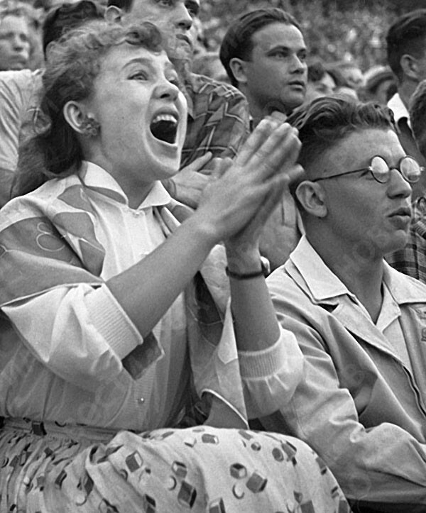 Надежда Румянцева на футбольном матче. 12 сентября 1958 года. Фото Бориса Виленкина (РИА Новости)