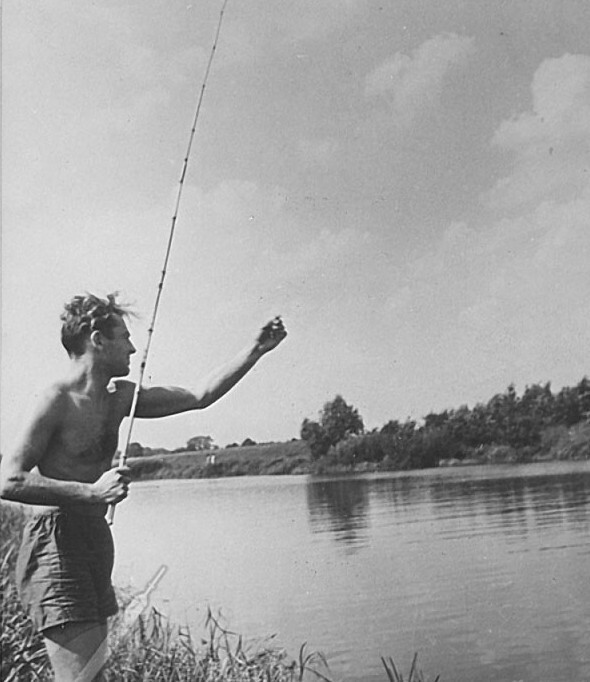 Летчик-космонавт Титов Герман Степанович на рыбной ловле. 1961 год. Фото И. Снегирева (Фотохроника ТАСС)