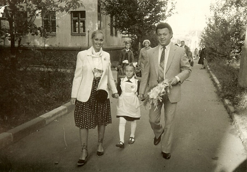 Иосиф Кобзон ведет дочку в школу (Фото из личного архива Иосифа Кобзона)