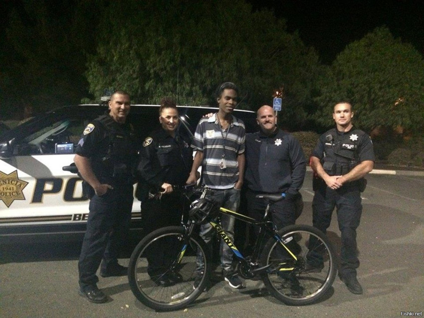 Полиция Калифорнии подарила велосипед подростку, ежедневно проходившему пешко...