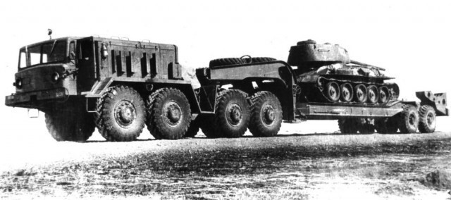 Ранний МАЗ-537Г с танковым полуприцепом МАЗ-5247Г. 1967 год