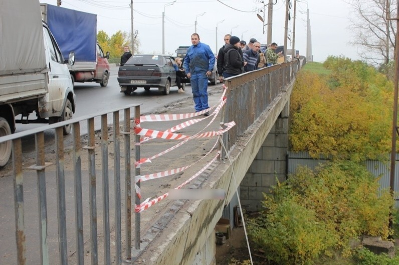 Тверь семёрка вылетела с моста 