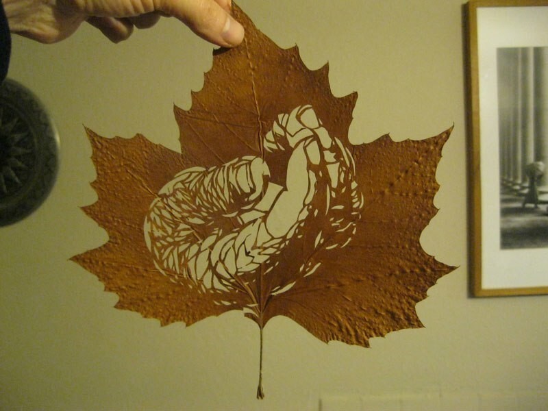 Невероятные произведения вырезанные в опавших листьях