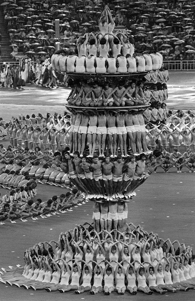 Часть церемонии открытия олимпиады в Москве, 1980 г.  