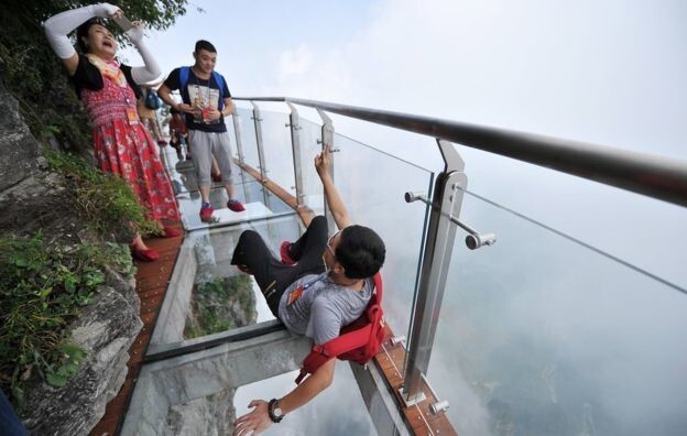 Необычные стеклянные структуры, такие как этот переход в Национальном парке на горе Тяньмэнь, очень популярны в Китае, особенно у любителей селфи 