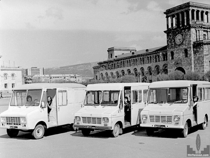  Модный показ первых моделей ЕрАЗ-3730 в 1975 году, на фото - три разных модификации с разными оформлениями кузова