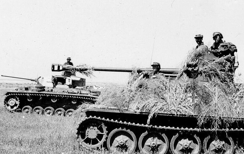 Самоходка и танк дивизии «Викинг» во время битвы за Кавказ